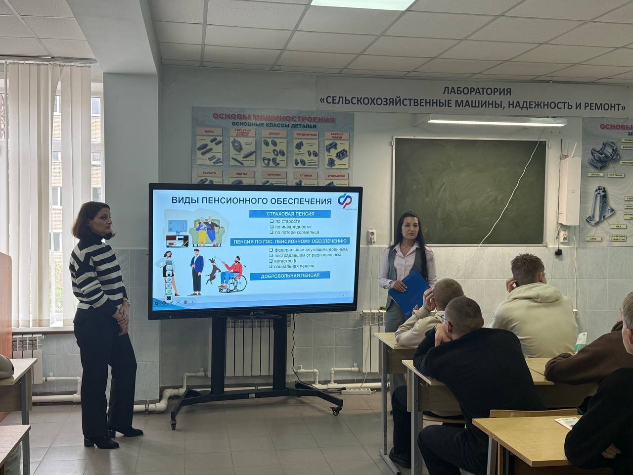 9 октября специалисты отделения социального фонда России по Тульской области провели для наших студе...