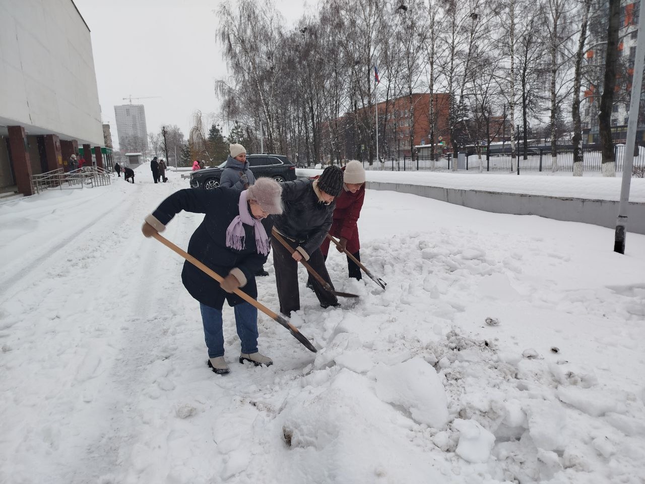 В рамках "Снежного субботника" в Тульской области
сотрудники #ТСХК  вышли на помощь в уборке снега❄️...