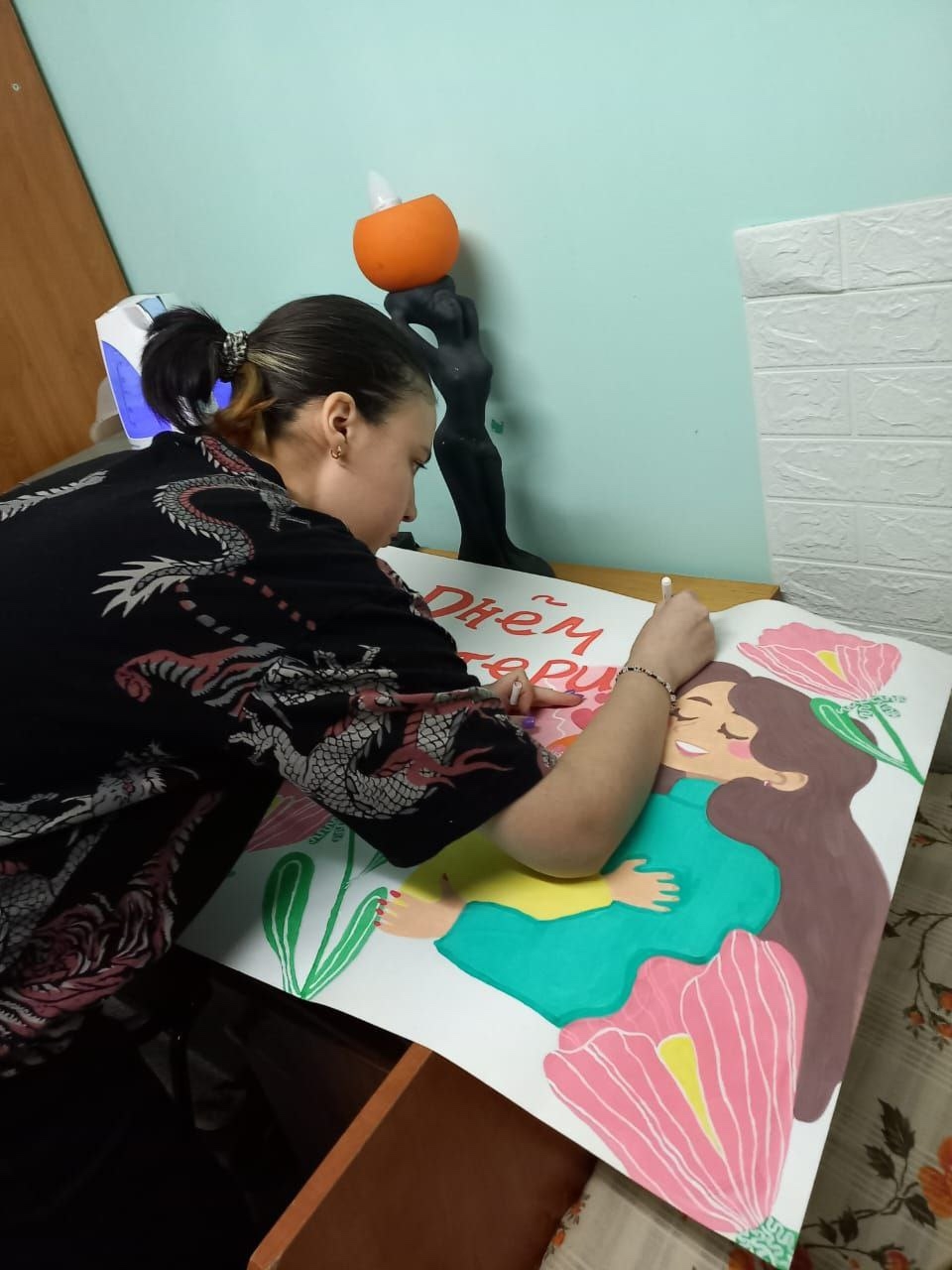 Студенты, проживающие в общежитии, показали свою креативность и заботу, создав замечательные плакаты...