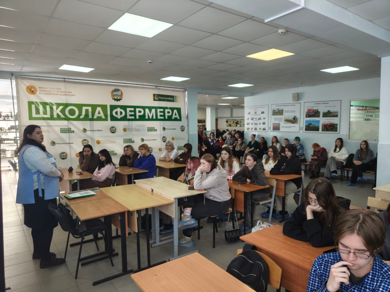 Сегодня студенты старших курсов встретились со специалистом Кадрового центра "Работа России" Дарьей ...