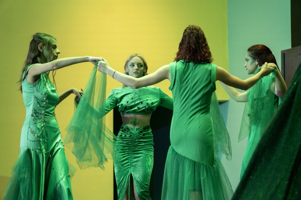 Малахитовая шкатулка ожила на сцене! 

Друзья, вот и отгремели овации, а волшебный малахитовый свет ...