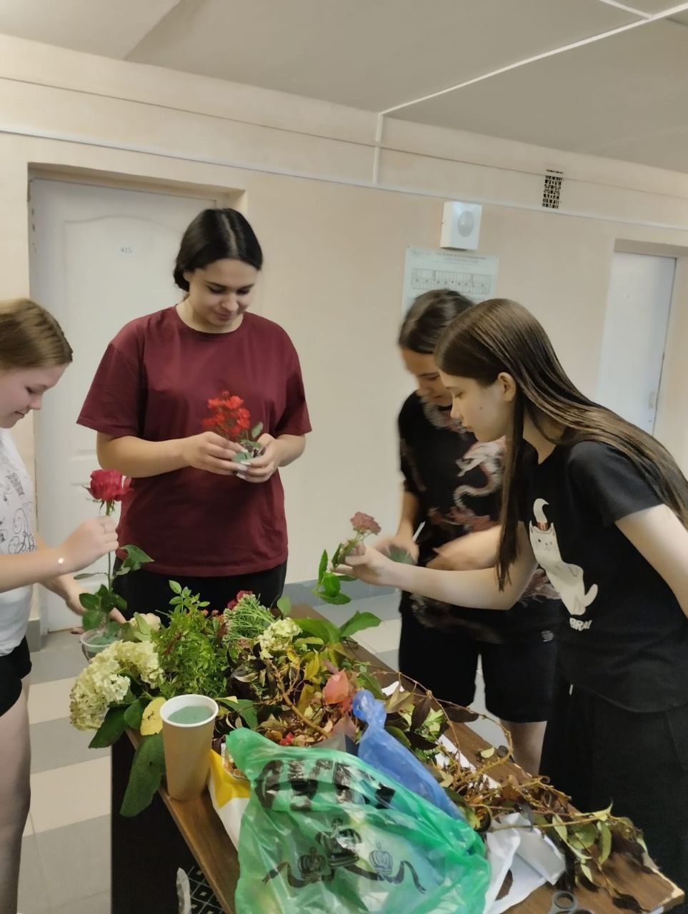 В общежитии колледжа воспитатель Лазарева Юлия Юрьевна провела мастер-класс по составлению осенних б...