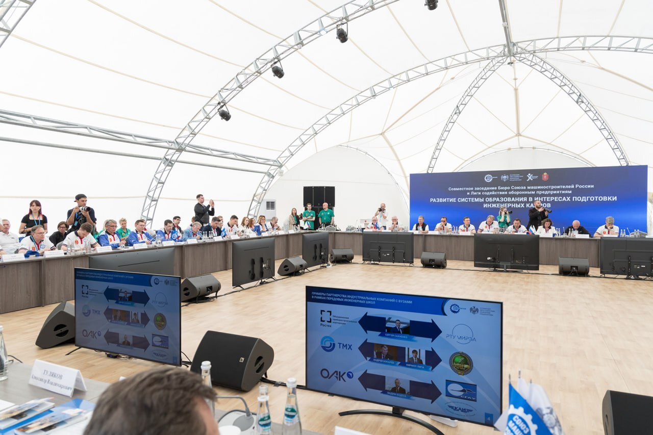 Ковать суверенитет страны: в Тульской области обсудили профподготовку будущих инженеров 🤖

На XIII м...