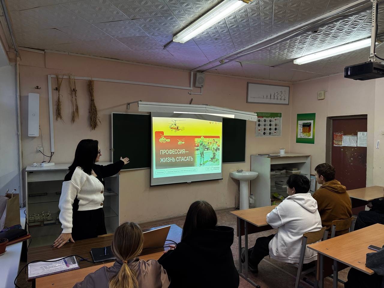 🇷🇺 Утро понедельника 24 ноября 2025 года в #ТСХК традиционно началось с торжественной линейки, церем...